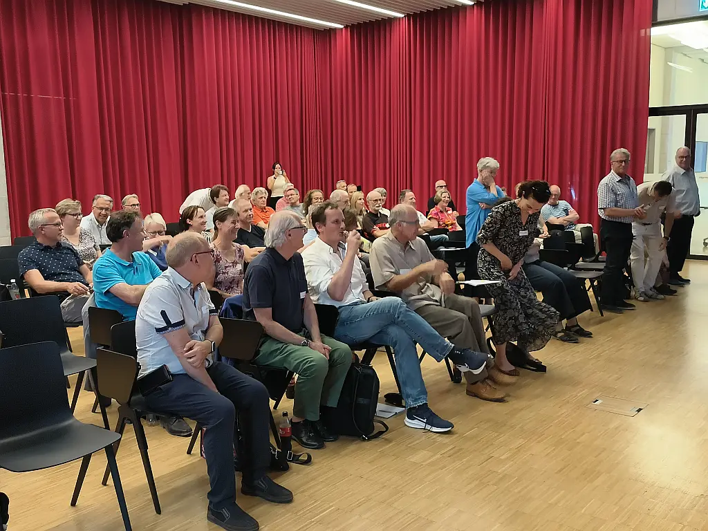 Diejenigen Mitglieder bleiben stehen, die sich schon im Tardoc auskennen – die Schulungen kommen zum Glück noch… 